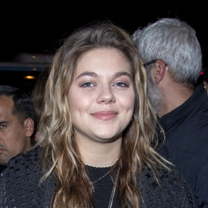 Info - La chanteuse Louane officialise sa grossesse sur le tapis rouge du défilé Jean-Paul Gaultier - Louane Emera (enceinte) - Les célébrités arrivent au défilé de mode Haute-Couture printemps-été 2020 "Jean-Paul Gaultier" au théâtre du Châtelet à Paris le 22 janvier 2020.