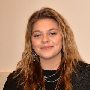 Info - La chanteuse Louane officialise sa grossesse sur le tapis rouge du défilé Jean-Paul Gaultier - Louane Emera (enceinte) lors du photocall du dernier défilé de mode Haute-Couture printemps-été 2020 "Jean-Paul Gaultier" au théâtre du Châtelet à Paris, France, le 22 janvier 2020. © Veeren-Clovis/Bestimage