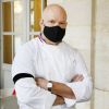 Le grand chef Bordelais et présentateur TV Philippe Etchebest organise un concert de casseroles devant son restaurant Bordelais "Le 4ème Mur" avec son équipe afin de soutenir l'ouverture des restaurants pendant la crise liée à l'épidémie de Coronavirus (COVID-19).