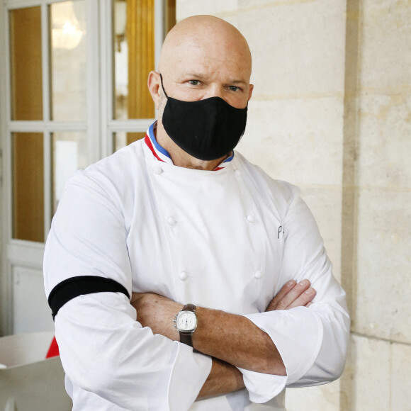 Le grand chef Bordelais et présentateur TV Philippe Etchebest organise un concert de casseroles devant son restaurant Bordelais "Le 4ème Mur" avec son équipe afin de soutenir l'ouverture des restaurants pendant la crise liée à l'épidémie de Coronavirus (COVID-19).
