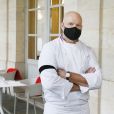 Le grand chef Bordelais et présentateur TV Philippe Etchebest organise un concert de casseroles devant son restaurant Bordelais "Le 4ème Mur" avec son équipe afin de soutenir l'ouverture des restaurants pendant la crise liée à l'épidémie de Coronavirus (COVID-19), le 2 Octobre 2020 à Bordeaux.