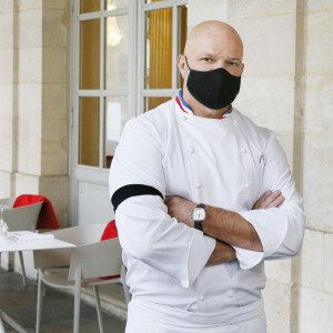 Le grand chef Bordelais et présentateur TV Philippe Etchebest organise un concert de casseroles devant son restaurant Bordelais "Le 4ème Mur" avec son équipe afin de soutenir l'ouverture des restaurants pendant la crise liée à l'épidémie de Coronavirus (COVID-19), le 2 Octobre 2020 à Bordeaux.
