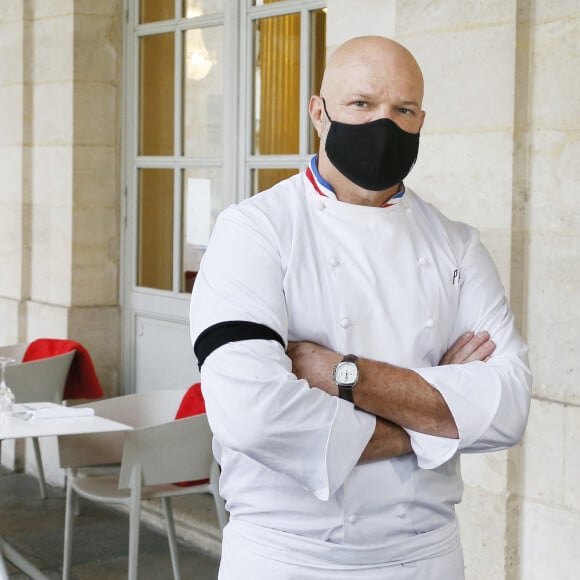 Le grand chef Bordelais et présentateur TV Philippe Etchebest organise un concert de casseroles devant son restaurant Bordelais "Le 4ème Mur" avec son équipe afin de soutenir l'ouverture des restaurants pendant la crise liée à l'épidémie de Coronavirus (COVID-19), le 2 Octobre 2020 à Bordeaux.