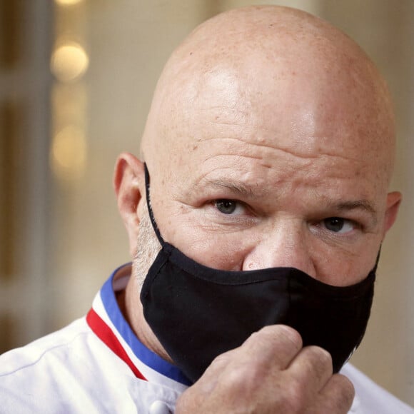 Le grand chef Bordelais et présentateur TV Philippe Etchebest organise un concert de casseroles devant son restaurant Bordelais "Le 4ème Mur" avec son équipe afin de soutenir l'ouverture des restaurants pendant la crise liée à l'épidémie de Coronavirus (COVID-19), le 2 Octobre 2020 à Bordeaux.