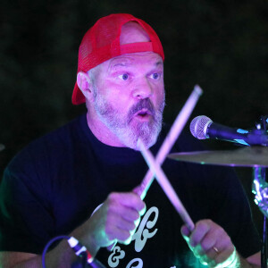 Le grand chef cuisinier et présentateur télé Philippe Etchebest et son groupe de Rock "The Chef and the gang" donnent un concert d'été sur la scène d'un théâtre en plein air, à Pessac près de Bordeaux. Le 23 Juillet 2020. © Patrick Bernard-Fabien Cottereau / Bestimage