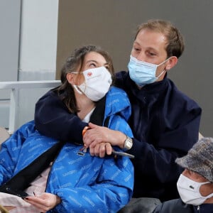 Nicolas Duvauchelle et sa compagne Anne-Charlotte Rio assistent à la finale simple homme des internationaux de tennis de Roland Garros, opposant Rafael Nadal à Novak Djokovic. Paris, le 11 octobre 2020. © Dominique Jacovides / Bestimage