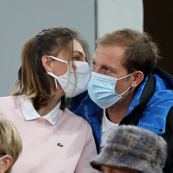 Nicolas Duvauchelle et sa compagne Anne-Charlotte Rio assistent à la finale simple homme des internationaux de tennis de Roland Garros, opposant Rafael Nadal à Novak Djokovic. Paris, le 11 octobre 2020. © Dominique Jacovides / Bestimage