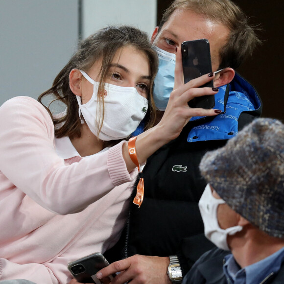 Nicolas Duvauchelle et sa compagne Anne-Charlotte Rio assistent à la finale simple homme des internationaux de tennis de Roland Garros, opposant Rafael Nadal à Novak Djokovic. Paris, le 11 octobre 2020. © Dominique Jacovides / Bestimage
