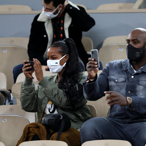 Teddy Riner et sa compagne Luthna Plocus assistent à la finale simple homme des internationaux de tennis de Roland Garros, opposant Rafael Nadal à Novak Djokovic. Paris, le 11 octobre 2020. © Dominique Jacovides / Bestimage