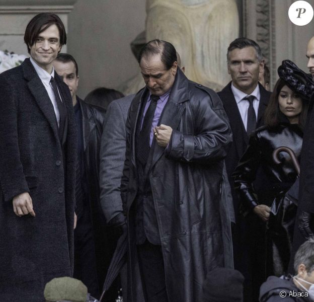 Robert Pattinson, Zoë Kravitz et Colin Farrell (méconnaissable dans le rôle d'Oswald Cobblepot, alias le Pingouin) sur le tournage du film "The Batman" à Liverpool, octobre 2020.