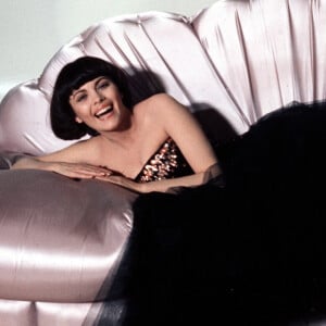 Archives- Mireille Mathieu allongée. 