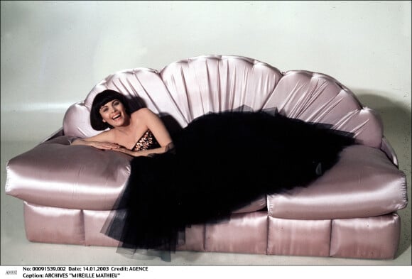 Archives- Mireille Mathieu allongée. 