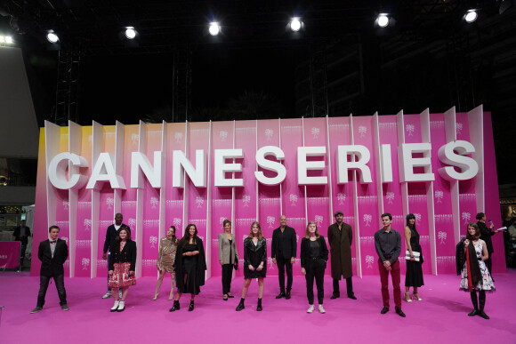 Les membres du jury posent avec le jury des lyceens - Pink Carpet dans le cadre de Canneseries saison 3 au Palais des Festivals à Cannes, le 13 octobre 2020. © Norbert Scanella/Panoramic/Bestimage