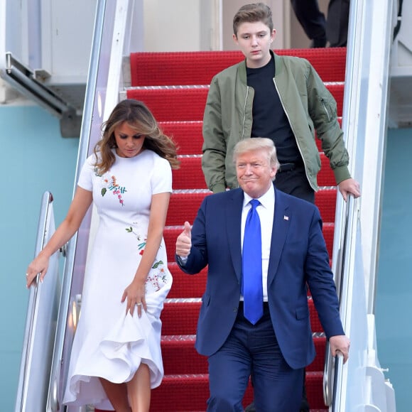 Donald J. Trump (président des Etats-Unis), avec sa femme la Première dame Melania et son fils Barron, débarquent d'Air Force One sur le tarmac de l'aéroport de Palm Beach, le 17 janvier 2020. 