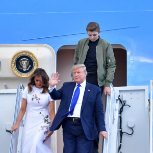 Donald J. Trump (président des Etats-Unis), avec sa femme la Première dame Melania et son fils Barron, débarquent d'Air Force One sur le tarmac de l'aéroport de Palm Beach, le 17 janvier 2020. 