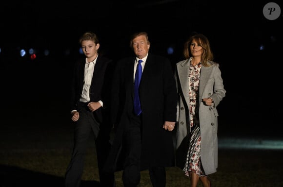 Le président Donald Trump et la première dame Melania Trump avec leur fils Barron Trump arrivent à la Maison Blanche à Washington, DC après avoir passé le week-end à Mar-a-Lago en Floride, le 18 février 2019 
