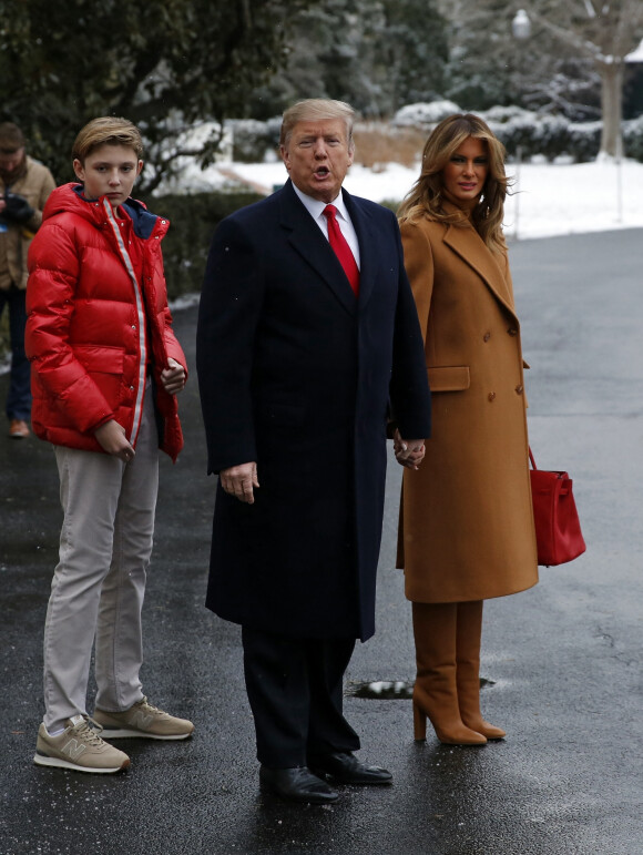 Le président Donald Trump avec sa femme Melania et leur fils Barron quittent la Maison Blanche pour se rendre en Floride