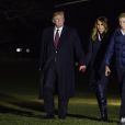 Donald Trump avec sa femme Melania et leur fils Barron arrivent à la Maison Blanche après avoir passé le week-end à Palm Beach le 25 novembre 2018   