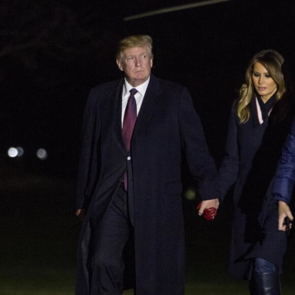 Donald Trump avec sa femme Melania et leur fils Barron arrivent à la Maison Blanche après avoir passé le week-end à Palm Beach le 25 novembre 2018 