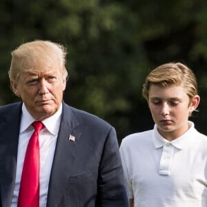 Le président Donald Trump, sa femme la Première Dame Melania Trump et leur fils Barron rentre à la Maison Blanche à Washington, The District, Etats-Unis, le 19 août 2018, après un week-end à Bedminster dans le New Jersey. 