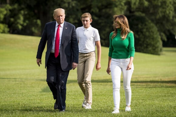 Le président Donald Trump, sa femme la Première Dame Melania Trump et leur fils Barron rentre à la Maison Blanche à Washington, The District, Etats-Unis, le 19 août 2018, après un week-end à Bedminster dans le New Jersey. 