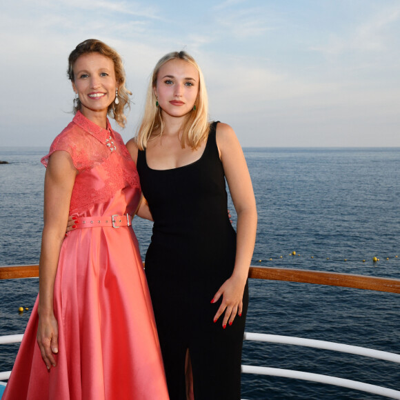 Alexandra Lamy et sa fille Chloé Jouannet - 6ème gala annuel de l'unité d'Antibes Juan les Pins, Vallauris, Golfe Juan, de la Croix Rouge française dans le cadre du prestigieux hôtel Eden Roc au Cap d'Antibes, le 2 juin 2018. © Bruno Bebert/Bestimage