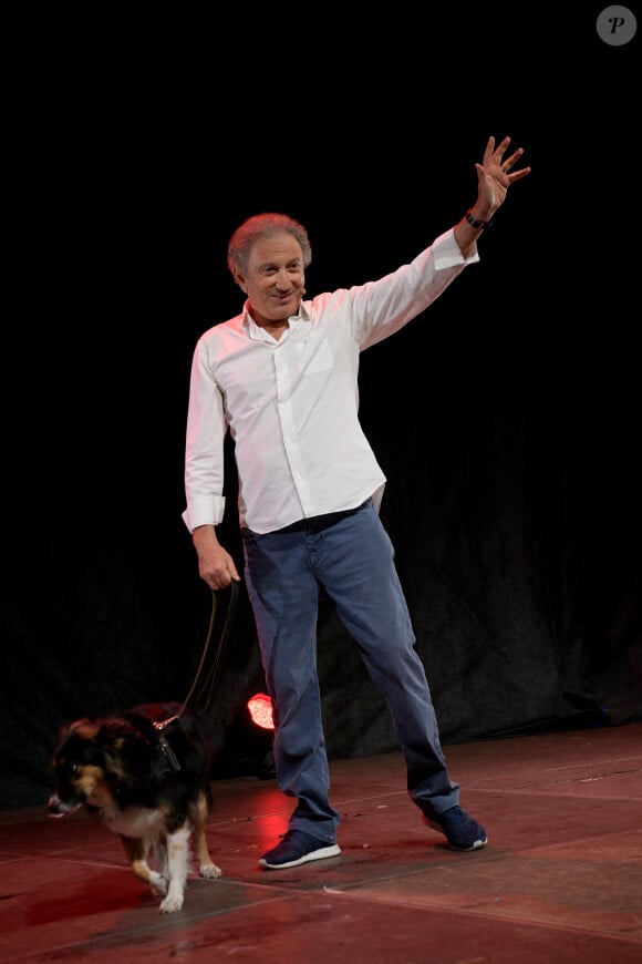 Exclusif - Michel Drucker et sa chienne Izia - Spectacle hommage à Guy Bedos dans le parc Jourdan à Aix-en-Provence. Le 15 août 2020 © Patrick Carpentier / Bestimage