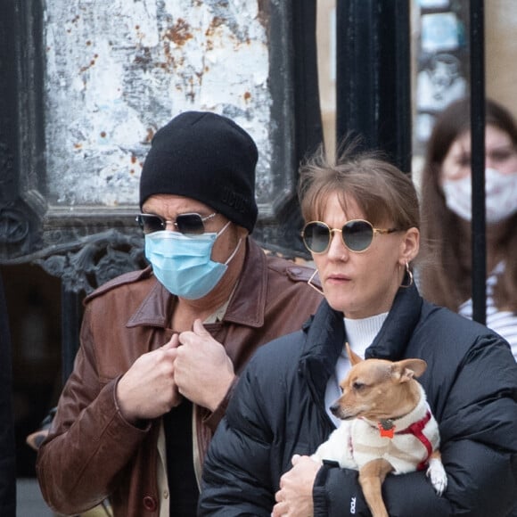 Jean Claude Van Damme et sa compagne Alena Kaverina, arrivent sur le lieux du tournage du film "Le dernier mercenaire" à Paris le 12 octobre 2020. 