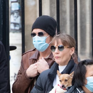 Jean Claude Van Damme et sa compagne Alena Kaverina, arrivent sur le lieux du tournage du film "Le dernier mercenaire" à Paris le 12 octobre 2020. 