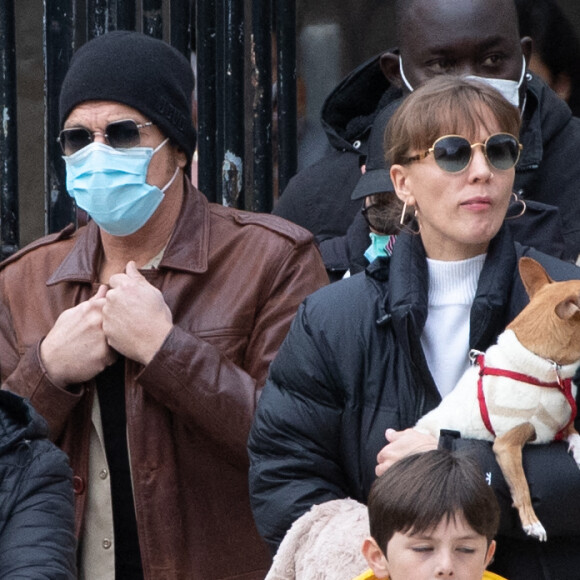 Jean Claude Van Damme et sa compagne Alena Kaverina, arrivent sur le lieux du tournage du film "Le dernier mercenaire" à Paris le 12 octobre 2020. 