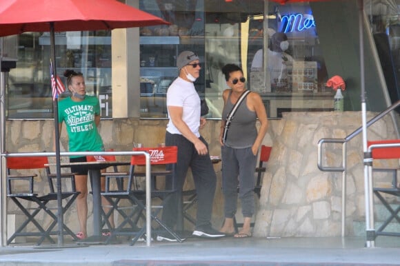 Jean-Claude Van Damme est allé déjeuner au restaurant avec sa compagne Alena Kaverina et une amie chez Mel's Diner à Hollywood, Los Angeles, le 7 juillet 2020. 
