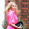Exclusif - Kylie Minogue, tout de rose vêtue, se rend à un dîner à Londres, le 23 septembre 2020.