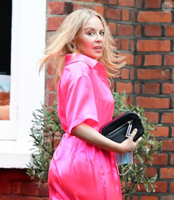 Exclusif - Kylie Minogue, tout de rose vêtue, se rend à un dîner à Londres, le 23 septembre 2020.