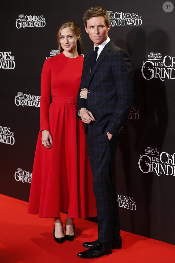 Eddie Redmayne et Hannah Bagshawe à l'avant-première du film "Les Animaux fantastiques : Les Crimes de Grindelwald" à Madrid le 15 novembre 2018.