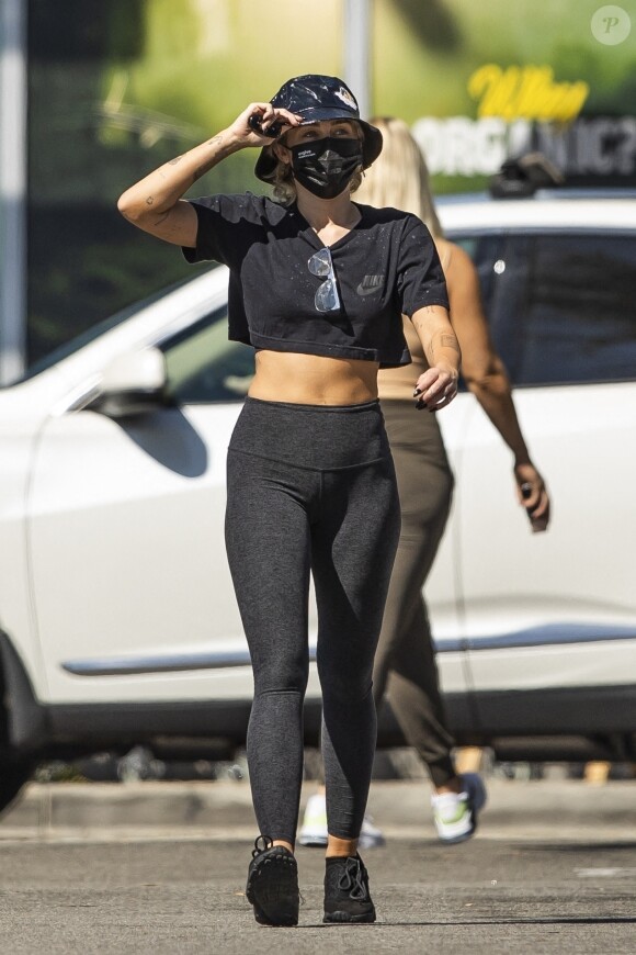 Exclusif - Récemment célibataire, Miley Cyrus fait des courses avec un ami chez "Erewhon" à Calabasas, le 13 octobre 2020.