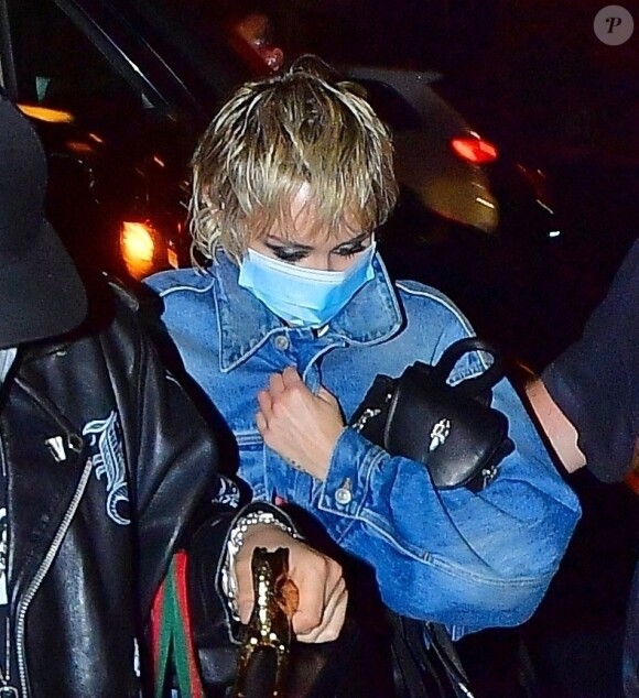 Miley Cyrus arrive à l'hôtel The Bowery accompagnée de ses gardes du corps à New York pendant l'épidémie de coronavirus (Covid-19), le 30 septembre 2020.