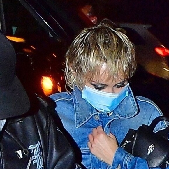 Miley Cyrus arrive à l'hôtel The Bowery accompagnée de ses gardes du corps à New York pendant l'épidémie de coronavirus (Covid-19), le 30 septembre 2020.