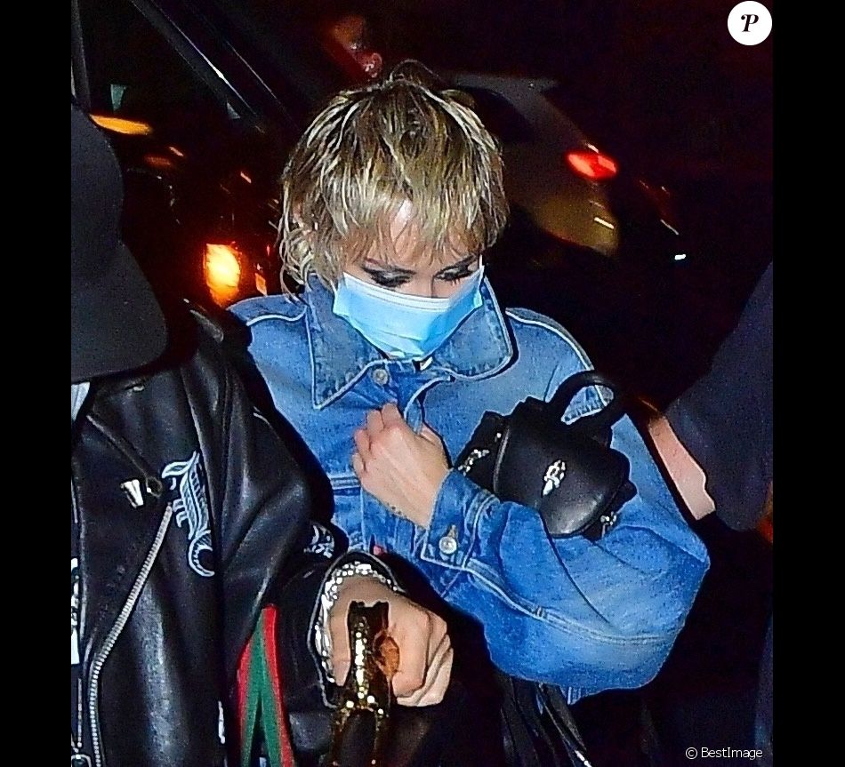 Miley Cyrus arrive à l'hôtel The Bowery accompagnée de ses gardes du