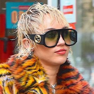 Exclusif - Les chanteuses Miley Cyrus et Dua Lipa sont sur un plateau de tournage à New York pour un projet tenu secret, pour le moment.