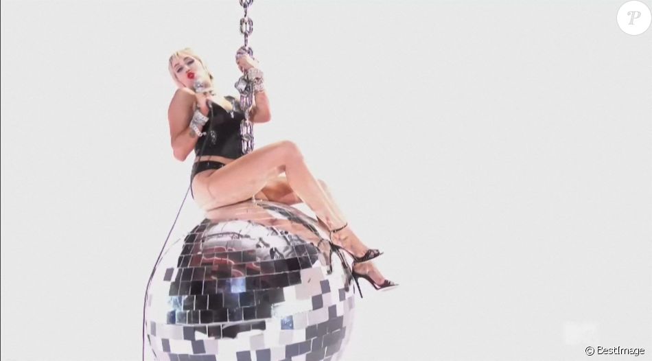Miley Cyrus interprète la chanson Midnight Sky sur une boule à facettes