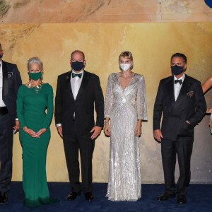 Milutin Gatsby, Helen Mirren, le prince Albert II de Monaco, la princesse Charlène, Andy Garcia, Kate Beckinsale lors du photocall du gala "Monte-Carlo Gala for Planetary Health" organisé par la Fondation Prince Albert II de Monaco le 24 septembre 2020. © Jean-Charles Vinaj / Pool Monaco / Bestimage