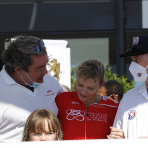 La princesse Charlène de Monaco et le prince Albert II de Monaco - La famille princière de Monaco à l'arrivée de la 3ème édition de la course "The Crossing : Calvi-Monaco Water Bike Challenge". Ce défi caritatif organisé par la Fondation Princesse Charlène se déroule les 12 et 13 septembre. Deux équipes de quatre athlètes, parmi lesquels la Princesse et son frère Gareth Wittstock, secrétaire général de la fondation, vont se relayer en water bike durant 24h pour relier les 180km qui séparent Calvi de Monaco. Monaco, le 13 septembre 2020. © Claudia Albuquerque/Bestimage