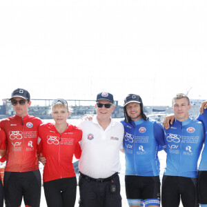 Brandon Green, Mathew Bennett , la princesse Charlène de Monaco, le prince Albert II de Monaco, Gareth Wittstock, Jérôme Fernandez, Kevin Crovetto, David Tanner - La famille princière de Monaco à l'arrivée de la 3ème édition de la course "The Crossing : Calvi-Monaco Water Bike Challenge". Ce défi caritatif organisé par la Fondation Princesse Charlène se déroule les 12 et 13 septembre. Deux équipes de quatre athlètes, parmi lesquels la Princesse et son frère Gareth Wittstock, secrétaire général de la fondation, vont se relayer en water bike durant 24h pour relier les 180km qui séparent Calvi de Monaco. Monaco, le 13 septembre 2020. © Claudia Albuquerque/Bestimage