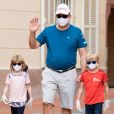 Le prince Albert de Monaco et ses enfants, Jacques et Gabriella (5 ans), nettoyant les rues de Monaco à l'occasion du World Clean Up Day.