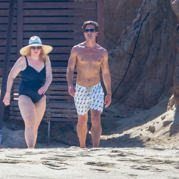Exclusif - Rebel Wilson et son compagnon Jacob Busch passent des vacances romantiques sous le soleil de Cabo San Lucas au Mexique. Le 12 octobre 2020.