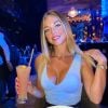 Maddy Burciaga boit un verre, à Dubaï, septembre 2020