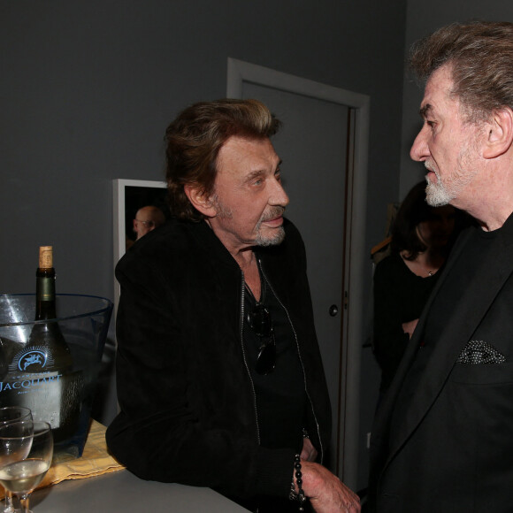 Exclusif - Johnny Hallyday et Eddy Mitchell - Bernadette Chirac, Laeticia et Johnny Hallyday sont venus applaudir Eddy Mitchell et Fred Testot qui se produisaient sur la scène du Théâtre de Paris, dans une pièce mise en scène par Stéphane Hillel, "Un singe en hiver" à Paris le 1er avril 2014.