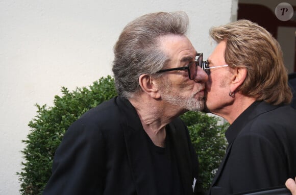 Eddy Mitchell et Johnny Hallyday - Johnny Hallyday quitte l'enregistrement de l'émission de radio au studio de RTL à Paris le 14 mars 2014.