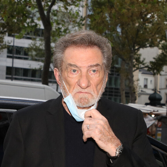 Exclusif - Eddy Mitchell arrive à la radio RTL le 7 octobre 2020. 