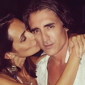 Gregory Basso alias "Greg le millionnaire" est amoureux de sa belle Ornella, avec qui il a eu deux garçons.